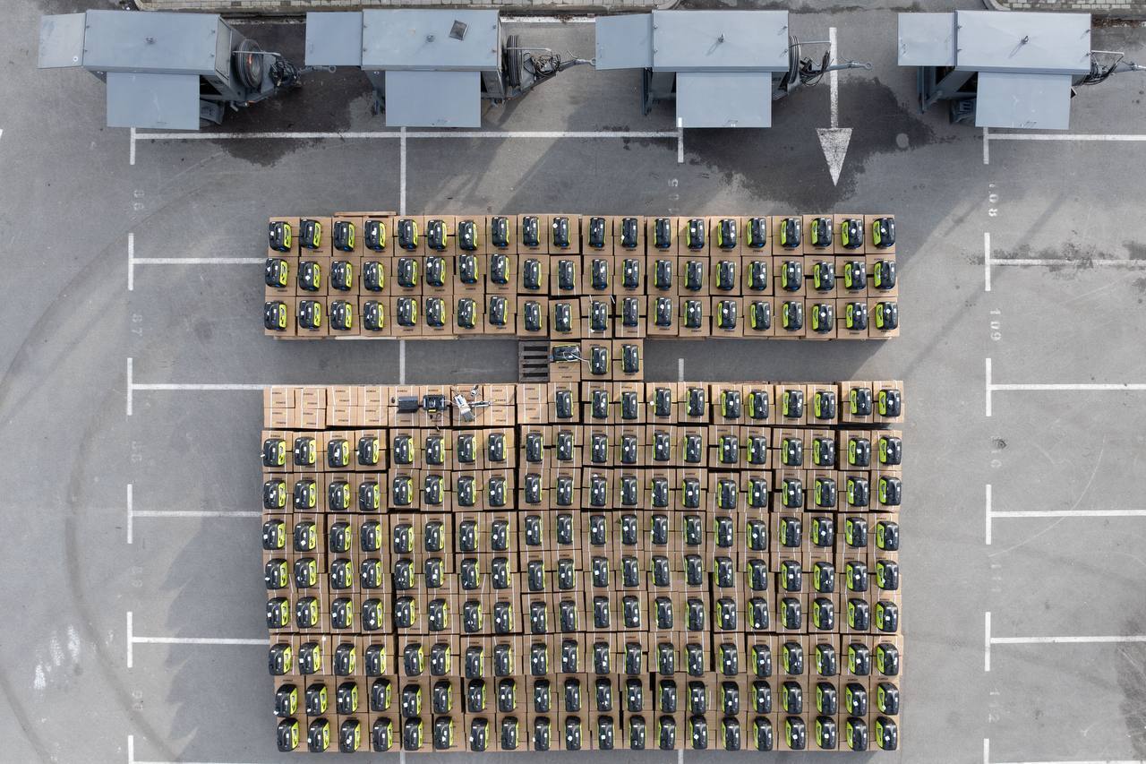 "На фронте нужен свет": Порошенко передал для подразделений ВСУ более полутысячи генераторов. Фото и видео