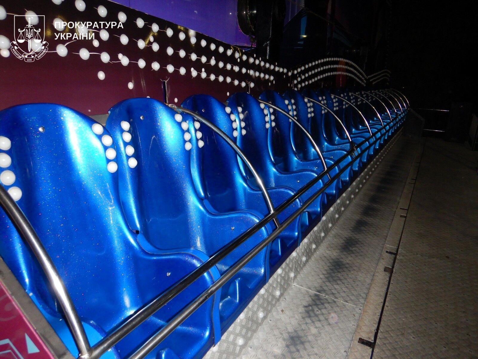 На Полтавщині двоє дівчат випали з атракціону на ходу: деталі НП. Фото