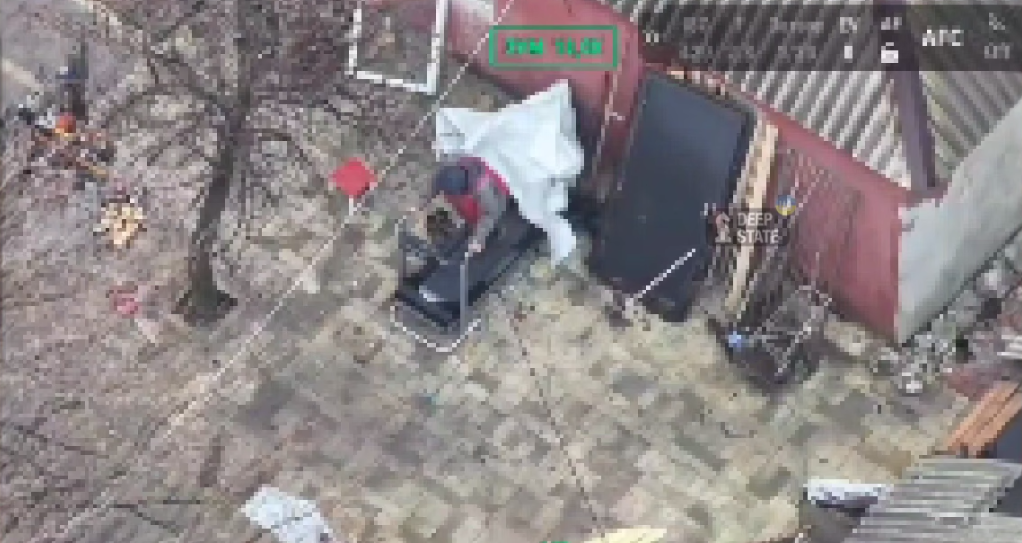 "Война войной, а спорт по расписанию": жительница Покровска в перерыве между обстрелами занимается на беговой дорожке. Видео