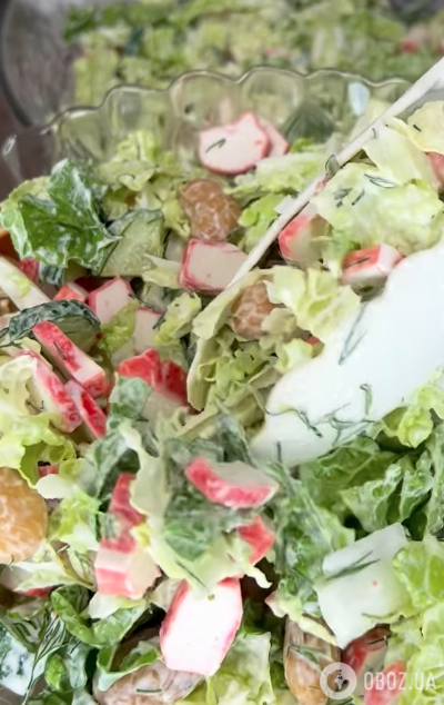 Смачніший, ніж олів'є: новорічний салат із пекінської капусти та крабових паличок за 5 хвилин