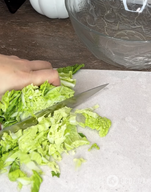 Смачніший, ніж олів'є: новорічний салат із пекінської капусти та крабових паличок за 5 хвилин