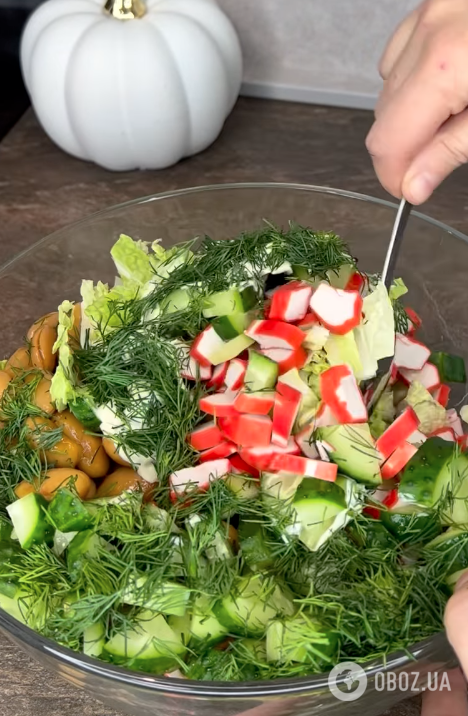 Смачніший, ніж олів'є: новорічний салат із пекінської капусти та крабових паличок за 5 хвилин