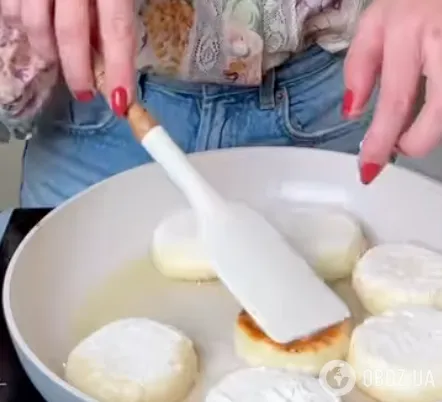 Як приготувати ідеальні сирники, які не розпадатимуться і не горітимуть: ділимося рецептом