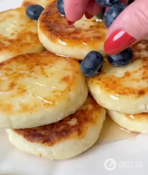 Як приготувати ідеальні сирники, які не розпадатимуться і не горітимуть: ділимося рецептом