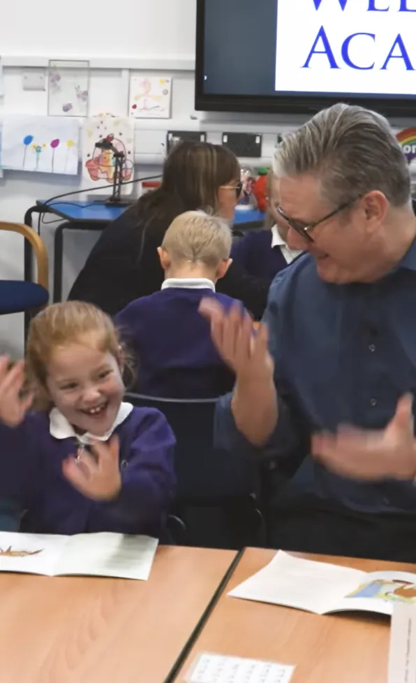 Прем'єр Британії станцював зі школярами заборонений TikTok-танець "6-7", який наробив шуму в усьому світі та дістався України