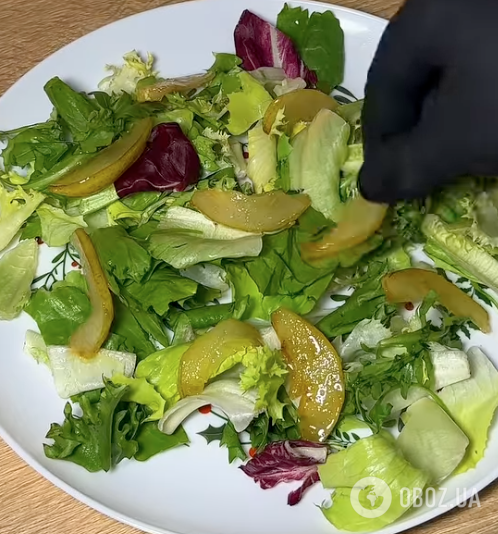 Легкий новорічний салат "Гурман" за 5 хвилин: знадобляться зелень, сир, хамон і груша