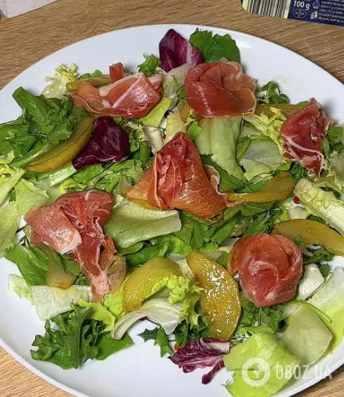 Легкий новорічний салат "Гурман" за 5 хвилин: знадобляться зелень, сир, хамон і груша