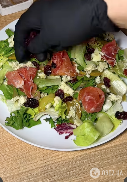 Легкий новорічний салат "Гурман" за 5 хвилин: знадобляться зелень, сир, хамон і груша