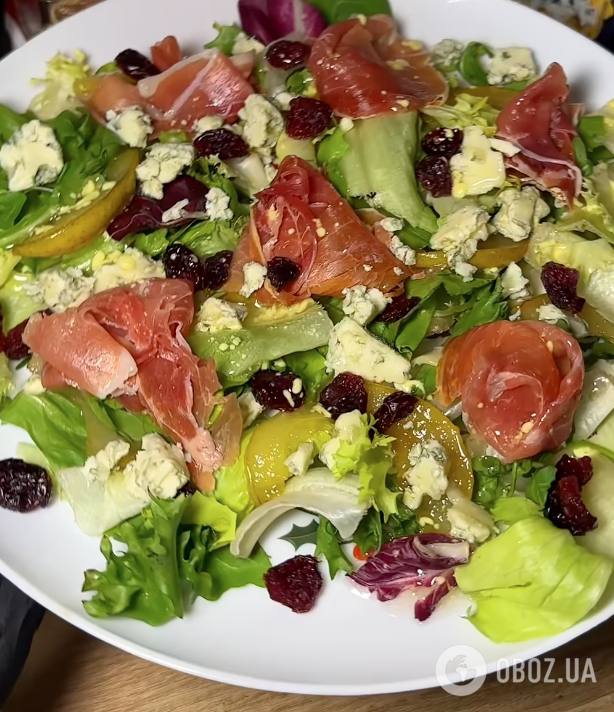 Легкий новорічний салат "Гурман" за 5 хвилин: знадобляться зелень, сир, хамон і груша