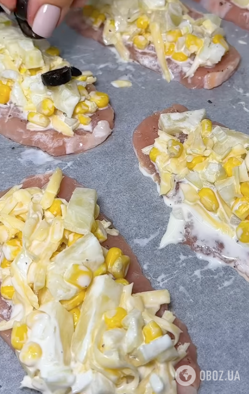 Мясо с ананасами в духовке для новогоднего стола: будет очень сочное и мягкое