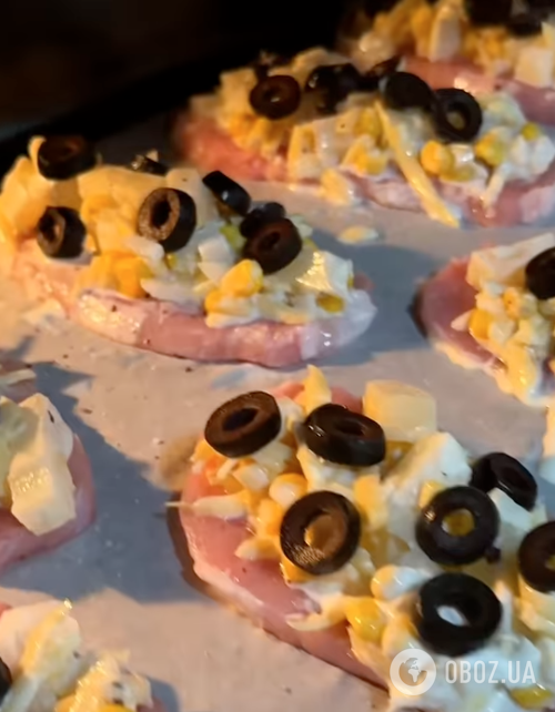 Мясо с ананасами в духовке для новогоднего стола: будет очень сочное и мягкое