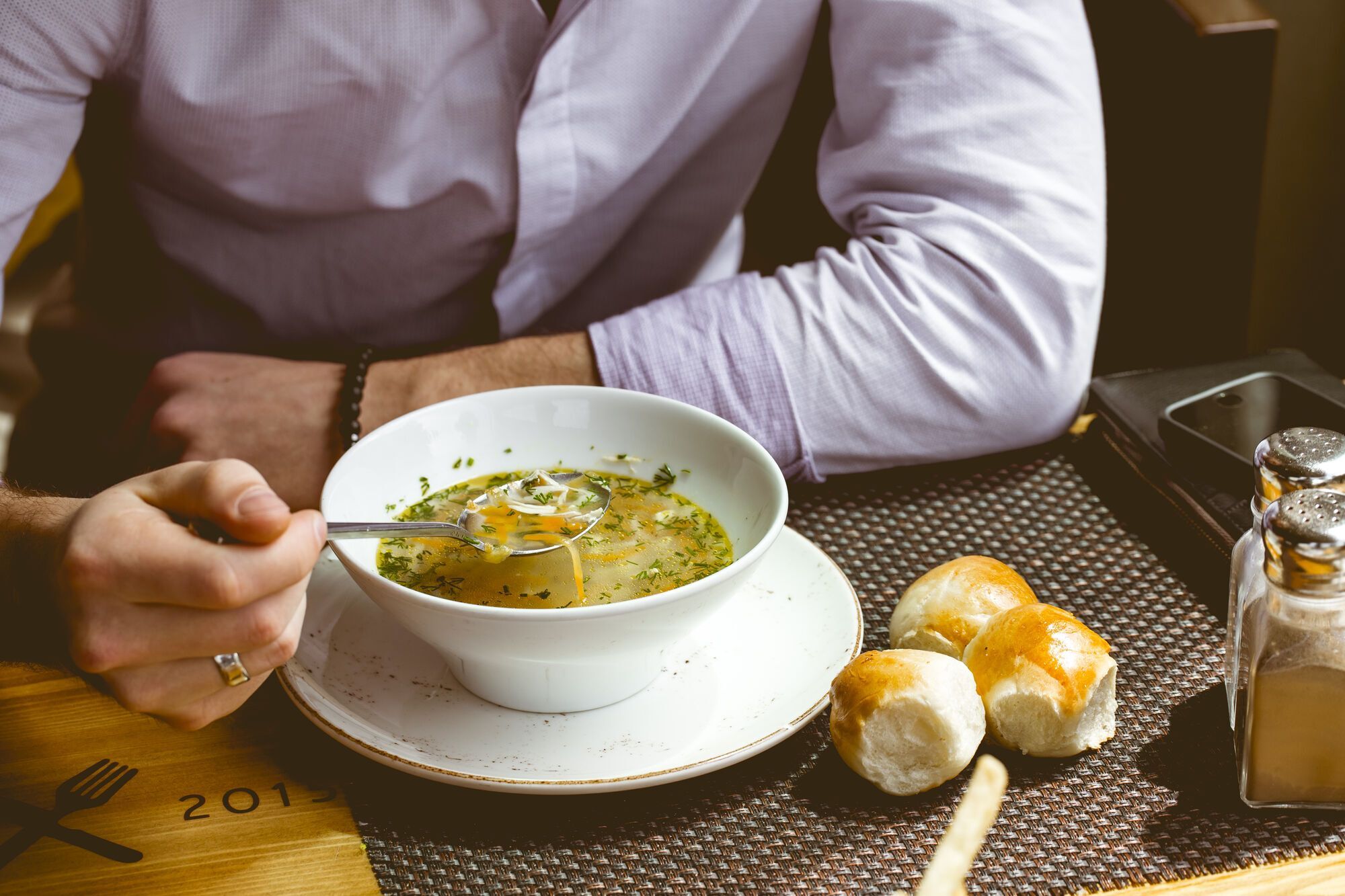 Нужно ли накрывать суп крышкой во время приготовления: один из главных секретов удачного блюда