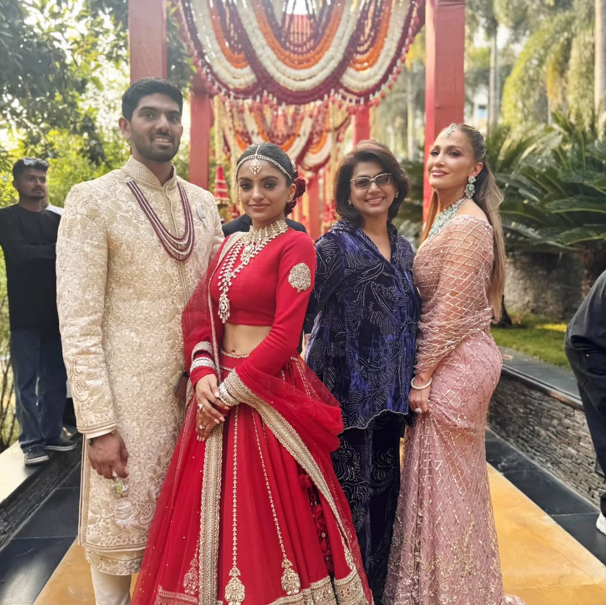 56-летняя Дженнифер Лопес попала в модный конфуз на свадьбе индийского миллиардера: показала больше, чем нужно