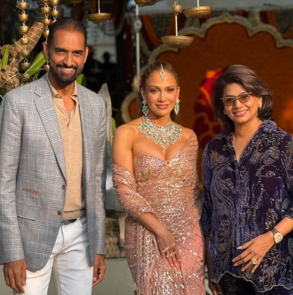 56-летняя Дженнифер Лопес попала в модный конфуз на свадьбе индийского миллиардера: показала больше, чем нужно