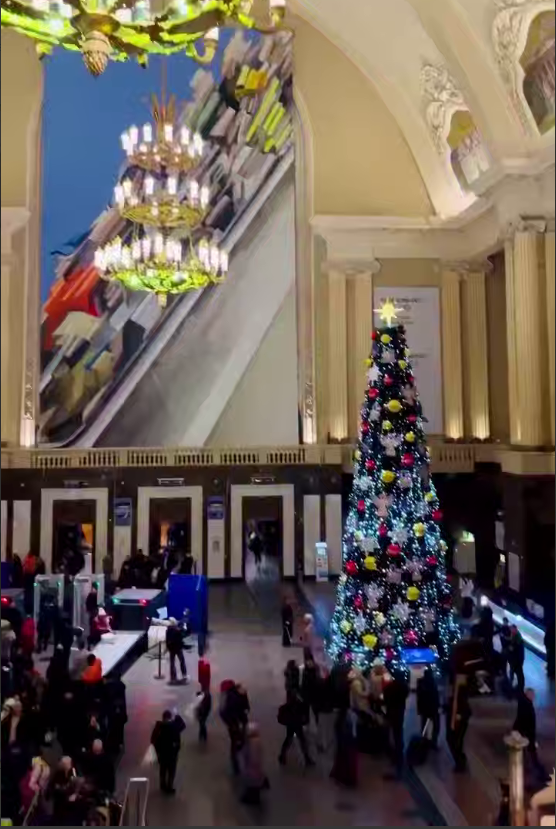 На Центральном железнодорожном вокзале Киева уже засияла елка. Подробности и видео