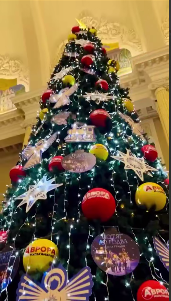 На Центральном железнодорожном вокзале Киева уже засияла елка. Подробности и видео