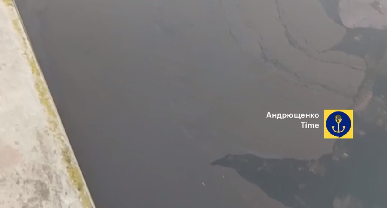 "Экоцид продолжается": оккупанты слили в реку в Мариуполе остатки нефтепродуктов, вода стала черной. Фото и видео