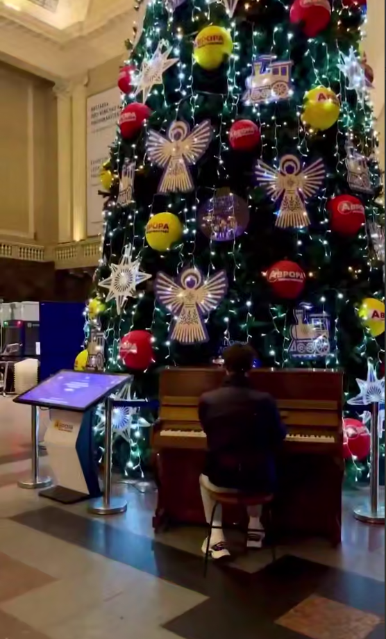 На Центральном железнодорожном вокзале Киева уже засияла елка. Подробности и видео