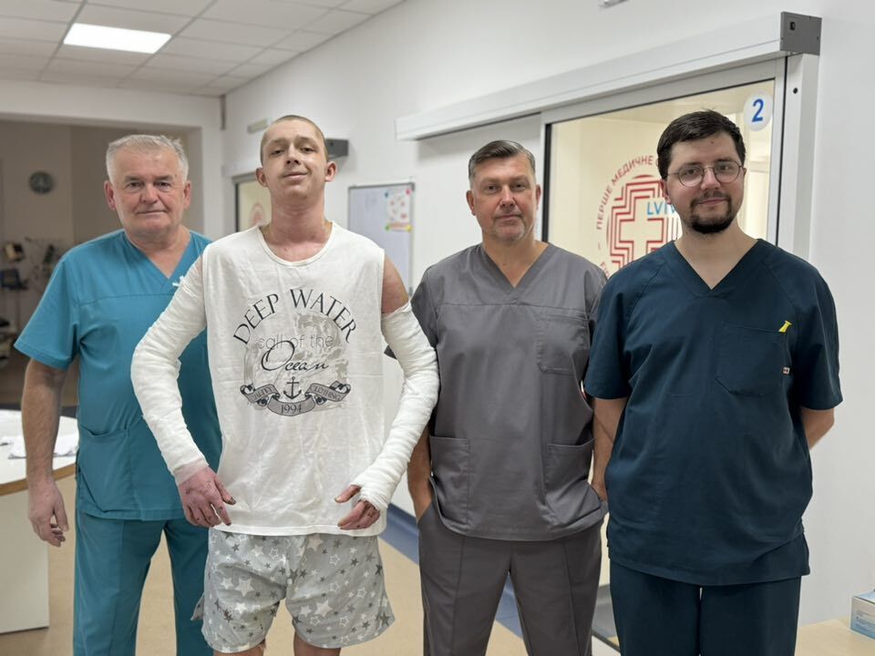 "Міг загинути": у Львові медики врятували 19-річного хлопця, який отримав опіки 60% тіла, коли фарбував дах. Фото