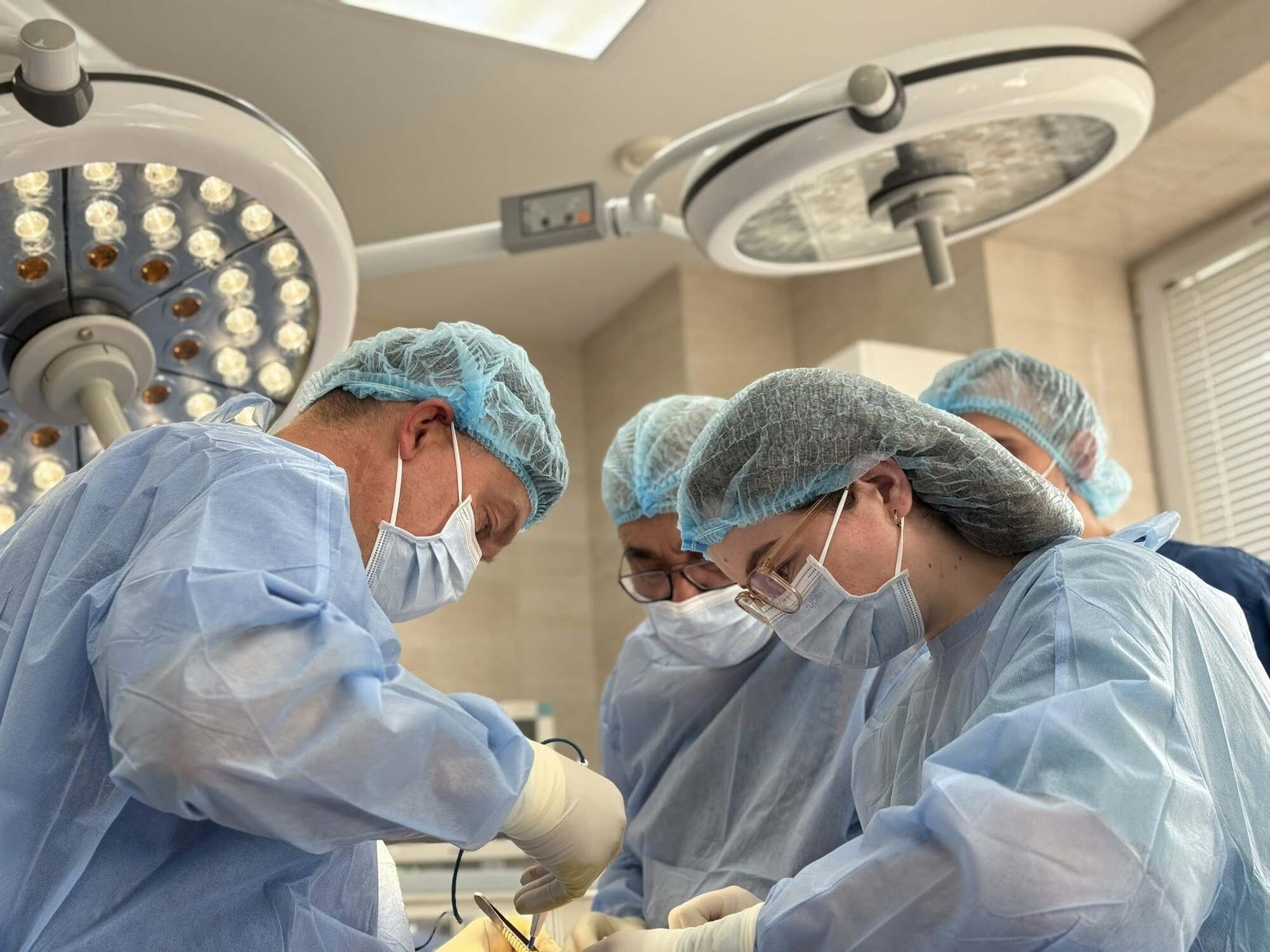 "Міг загинути": у Львові медики врятували 19-річного хлопця, який отримав опіки 60% тіла, коли фарбував дах. Фото