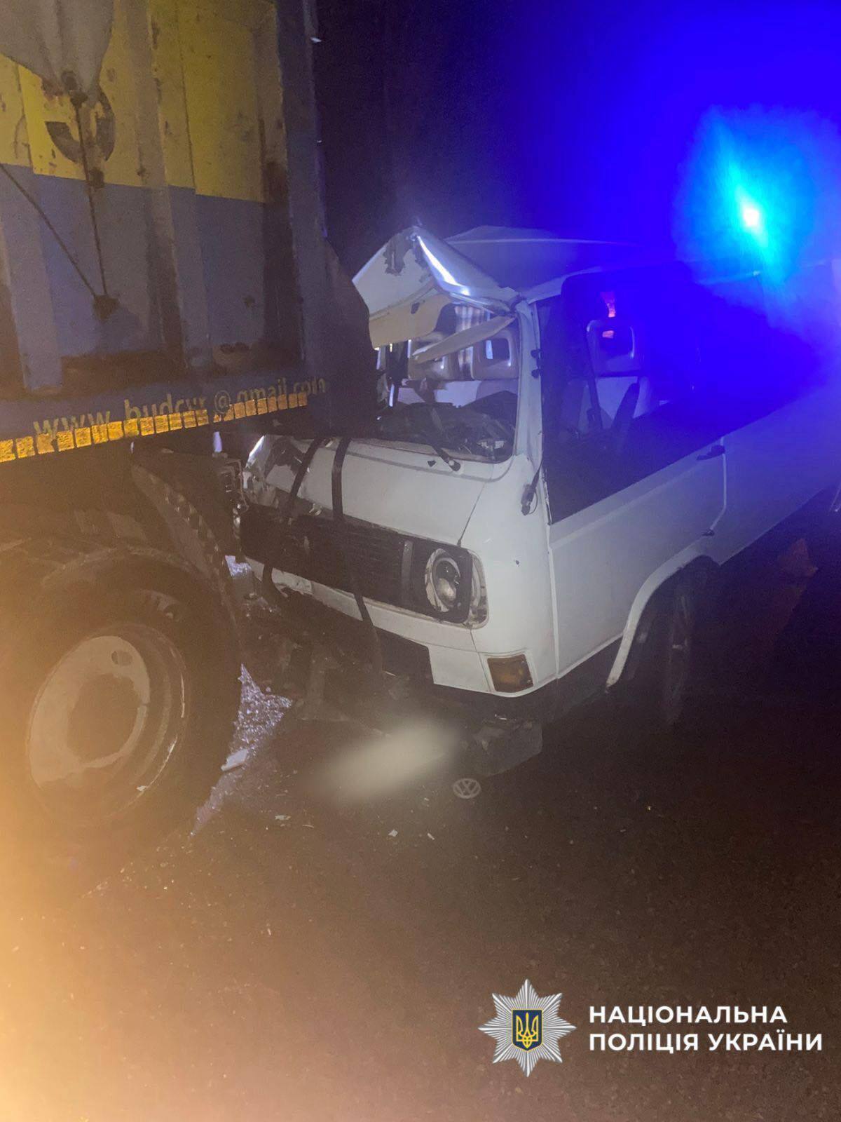 На Київщині мікроавтобус на швидкості протаранив вантажівку: є постраждала. Подробиці та фото