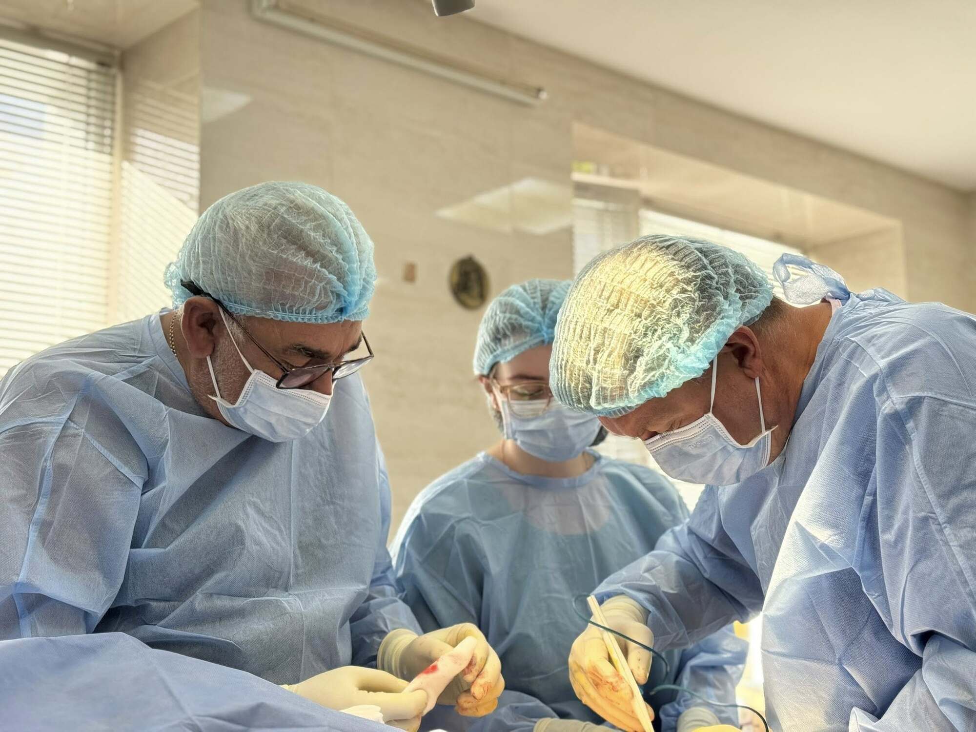 "Міг загинути": у Львові медики врятували 19-річного хлопця, який отримав опіки 60% тіла, коли фарбував дах. Фото