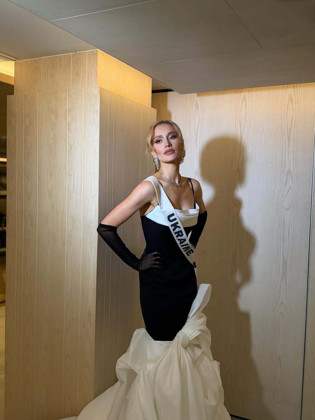 Стилист назвал самые роскошные луки украинки Софии Ткачук на конкурсе "Мисс Вселенная 2025": вещи везли в 5 чемоданах