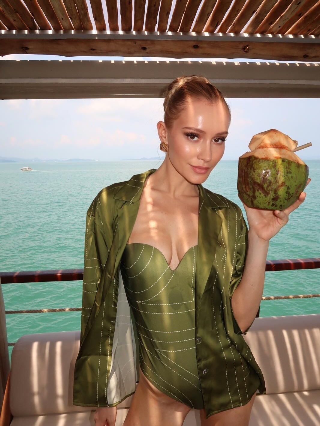 Стилист назвал самые роскошные луки украинки Софии Ткачук на конкурсе "Мисс Вселенная 2025": вещи везли в 5 чемоданах