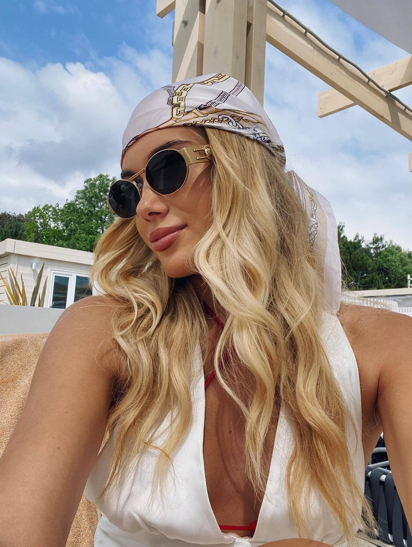 51-річний зірковий чемпіон Росії з футболу, якого "роздягла" перша дружина, одружився повторно з 23-річною моделлю. Фото