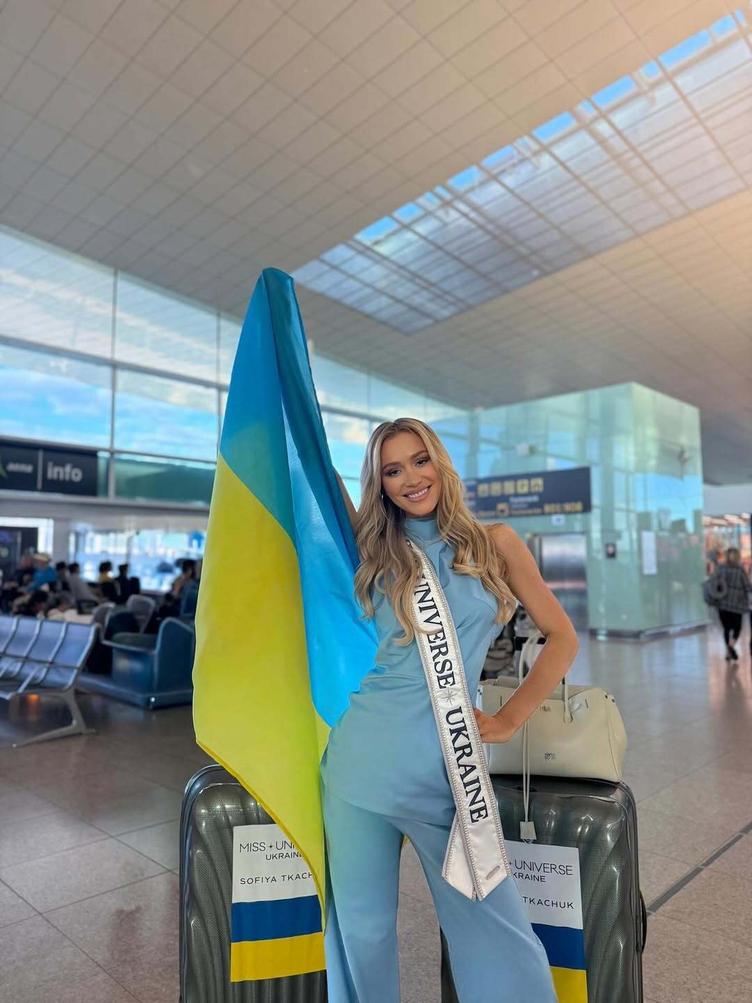 Стилист назвал самые роскошные луки украинки Софии Ткачук на конкурсе "Мисс Вселенная 2025": вещи везли в 5 чемоданах
