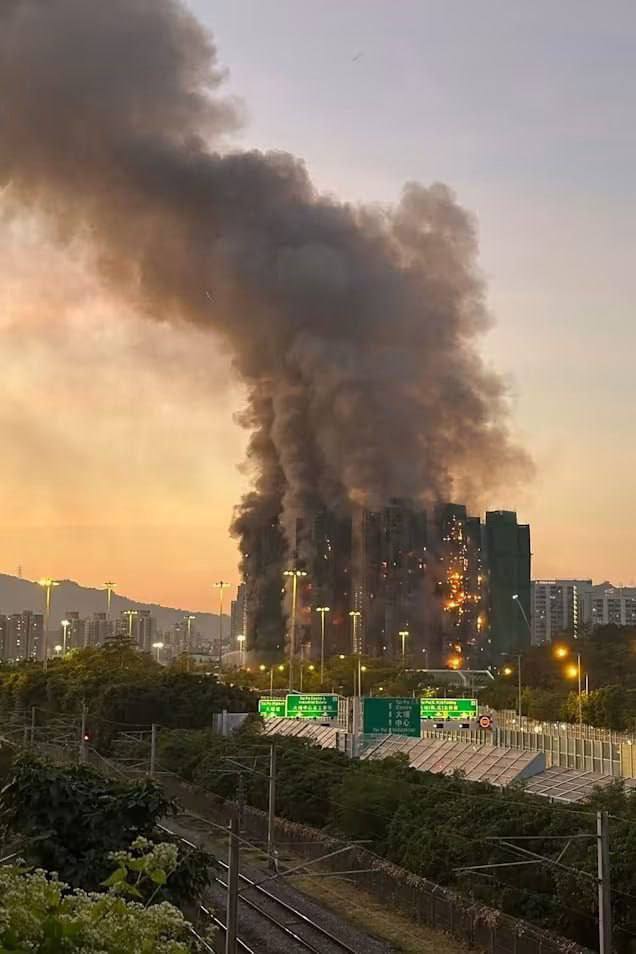 Кількість жертв пожежі в ЖК в Гонконзі сягнула 128 осіб, майже 300 зникли безвісти: затримано трьох співробітників будівельної фірми. Відео