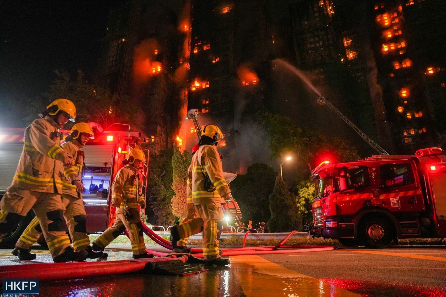 Кількість жертв пожежі в ЖК в Гонконзі сягнула 128 осіб, майже 300 зникли безвісти: затримано трьох співробітників будівельної фірми. Відео