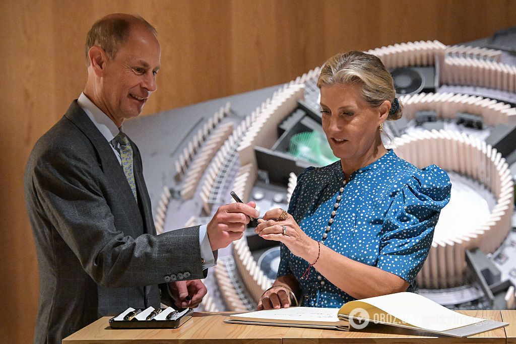 Не изменяет им уже 30 лет и надевал на свою свадьбу: как выглядят "кошачьи" галстуки принца Эдварда