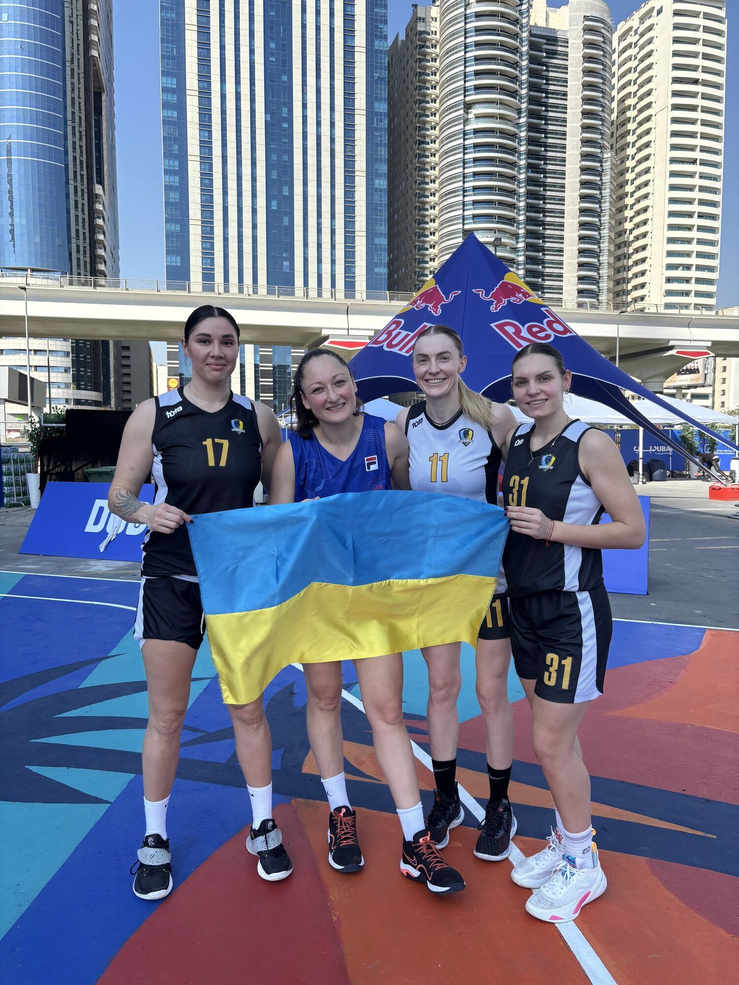Украинки выиграла все матчи и вышли в четвертьфинал Red Bull Half Court World Final 2025 по баскетболу 3х3. Фото и видео