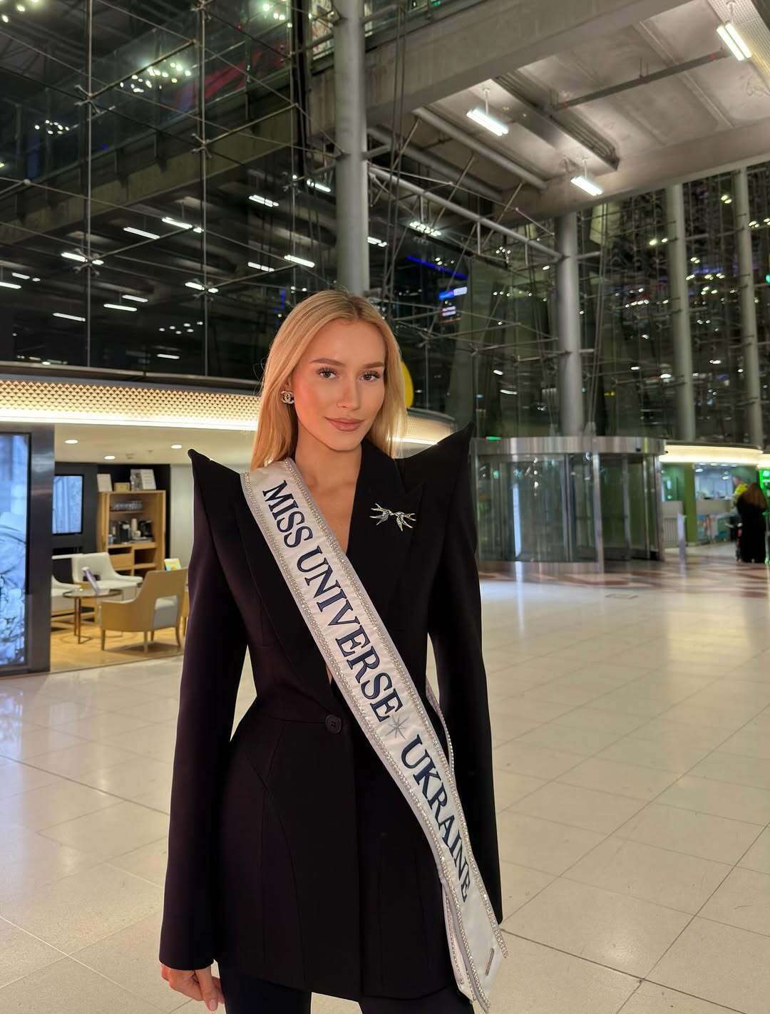 Стилист назвал самые роскошные луки украинки Софии Ткачук на конкурсе "Мисс Вселенная 2025": вещи везли в 5 чемоданах