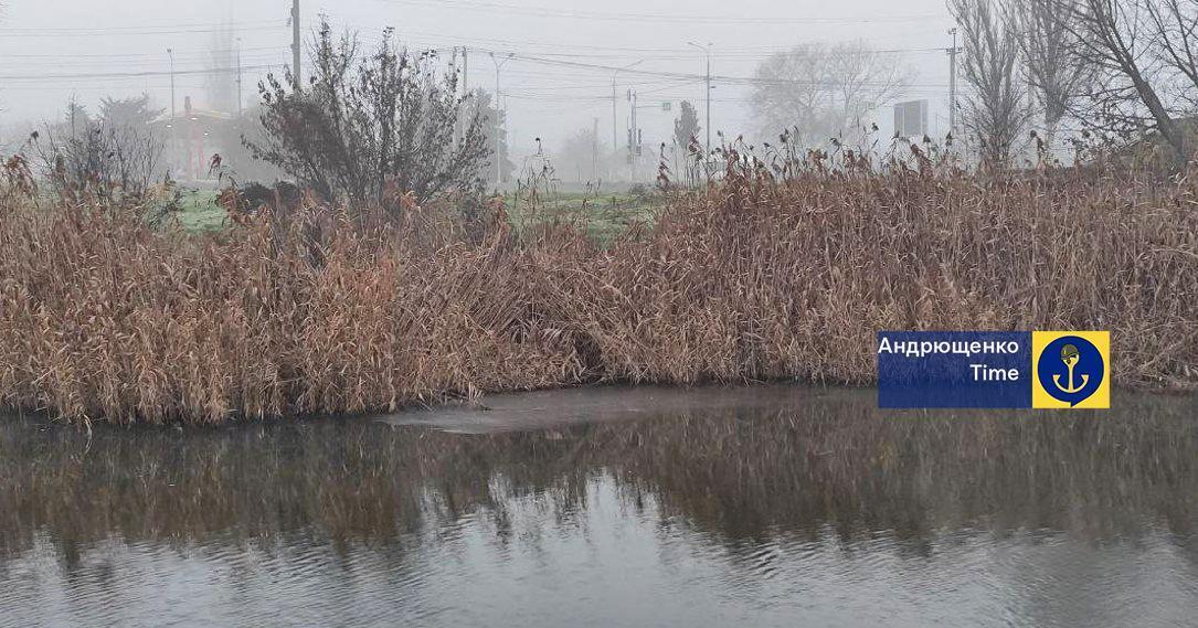 "Экоцид продолжается": оккупанты слили в реку в Мариуполе остатки нефтепродуктов, вода стала черной. Фото и видео