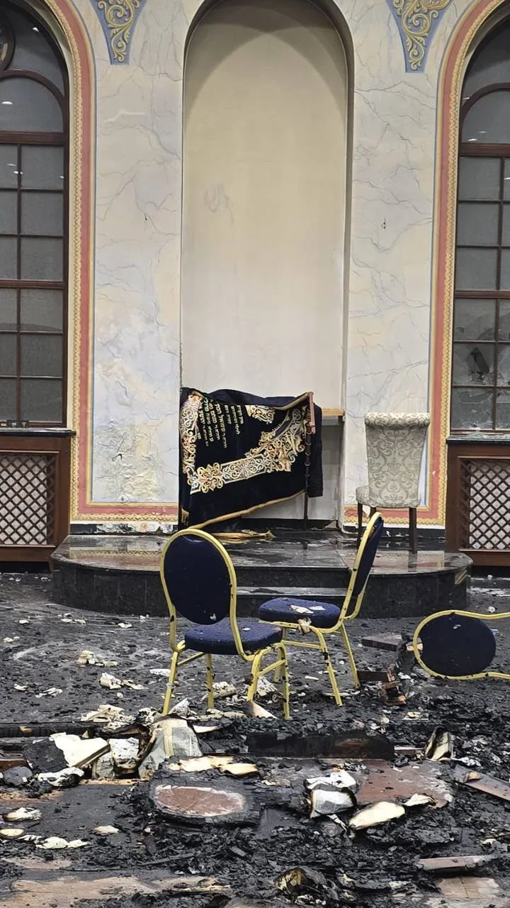 В Черновцах подожгли синагогу: поджигателя задержали, у него подозревают психическое заболевание. Фото