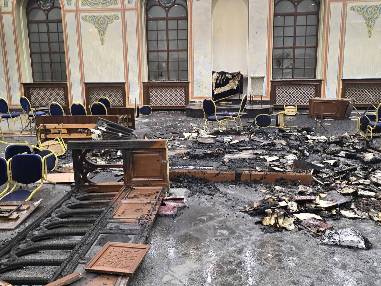 В Черновцах подожгли синагогу: поджигателя задержали, у него подозревают психическое заболевание. Фото