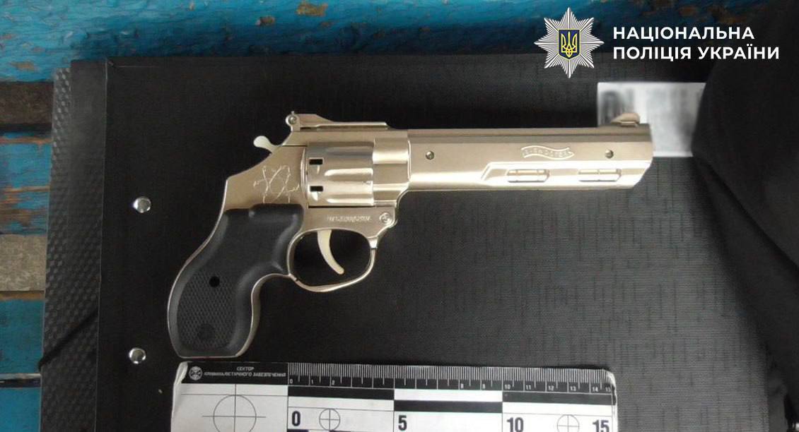 Ограбил девушку, угрожая игрушечным пистолетом: в Киеве задержали нападавшего. Фото