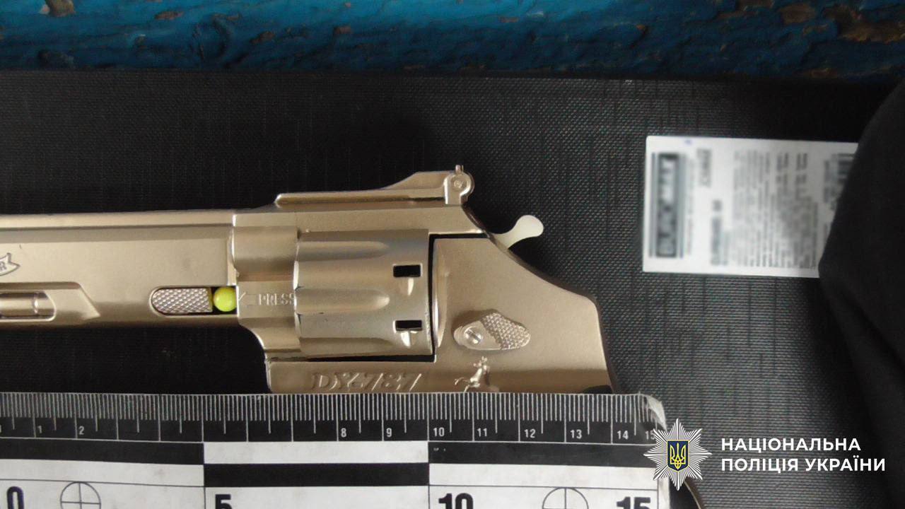 Ограбил девушку, угрожая игрушечным пистолетом: в Киеве задержали нападавшего. Фото