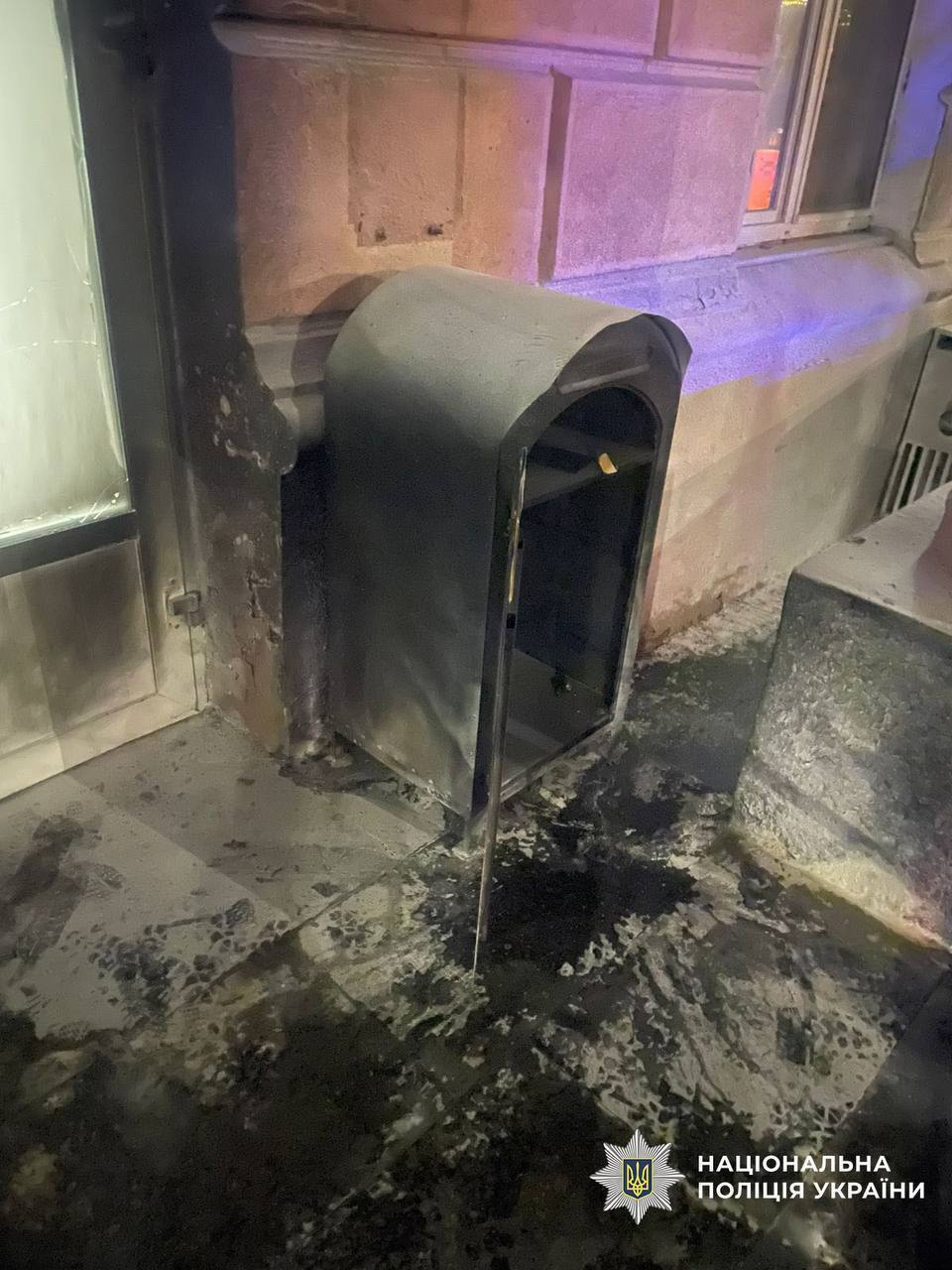 Виконував завдання "правоохоронців": у Києві хлопець підпалив відділення пошти на Лук’янівці. Фото