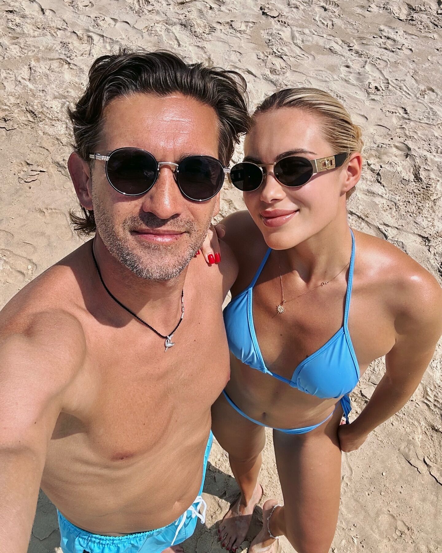 51-річний зірковий чемпіон Росії з футболу, якого "роздягла" перша дружина, одружився повторно з 23-річною моделлю. Фото