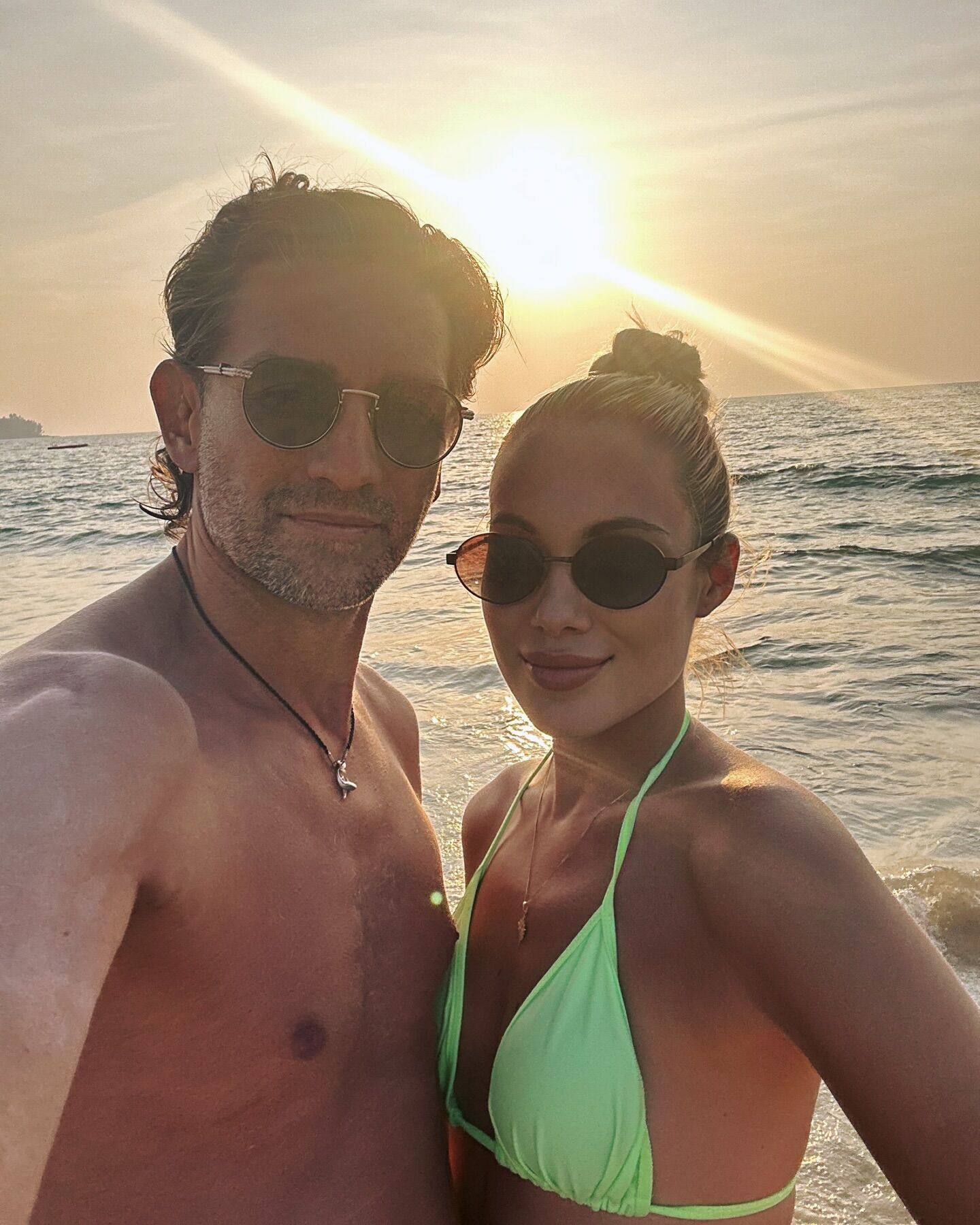 51-річний зірковий чемпіон Росії з футболу, якого "роздягла" перша дружина, одружився повторно з 23-річною моделлю. Фото