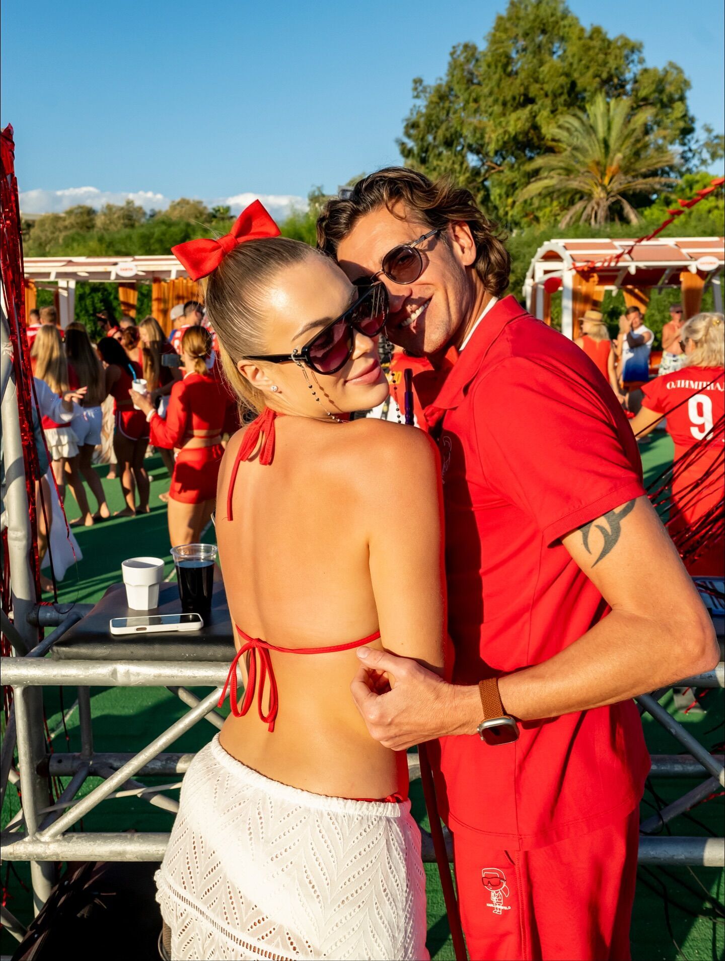 51-річний зірковий чемпіон Росії з футболу, якого "роздягла" перша дружина, одружився повторно з 23-річною моделлю. Фото