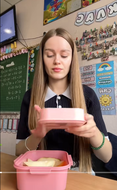 "Зарплата за день меньше, чем вы тратите на еду". Учительница из Черкасс показала свой ланчбокс, но ее раскритиковали