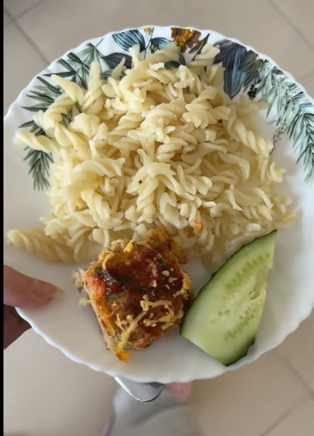 "Зарплата за день меньше, чем вы тратите на еду". Учительница из Черкасс показала свой ланчбокс, но ее раскритиковали