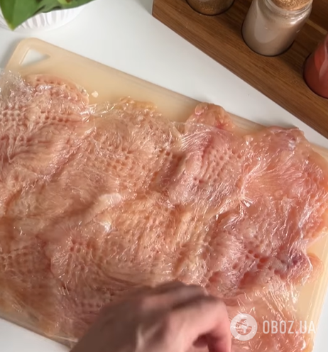 Сочные куриные рулетики с сыром и грибами: как приготовить