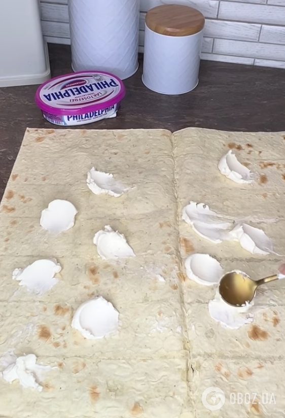 Рулетики из лаваша с вкусной начинкой для новогоднего стола: простой рецепт закуски