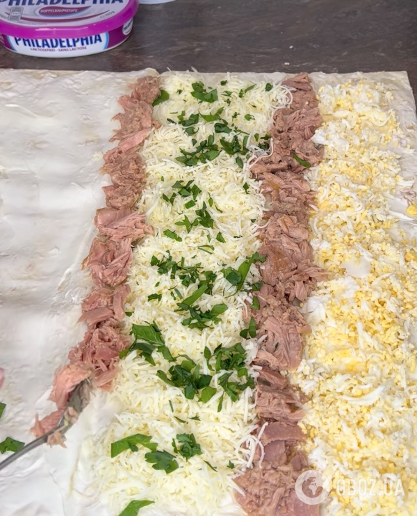 Рулетики из лаваша с вкусной начинкой для новогоднего стола: простой рецепт закуски