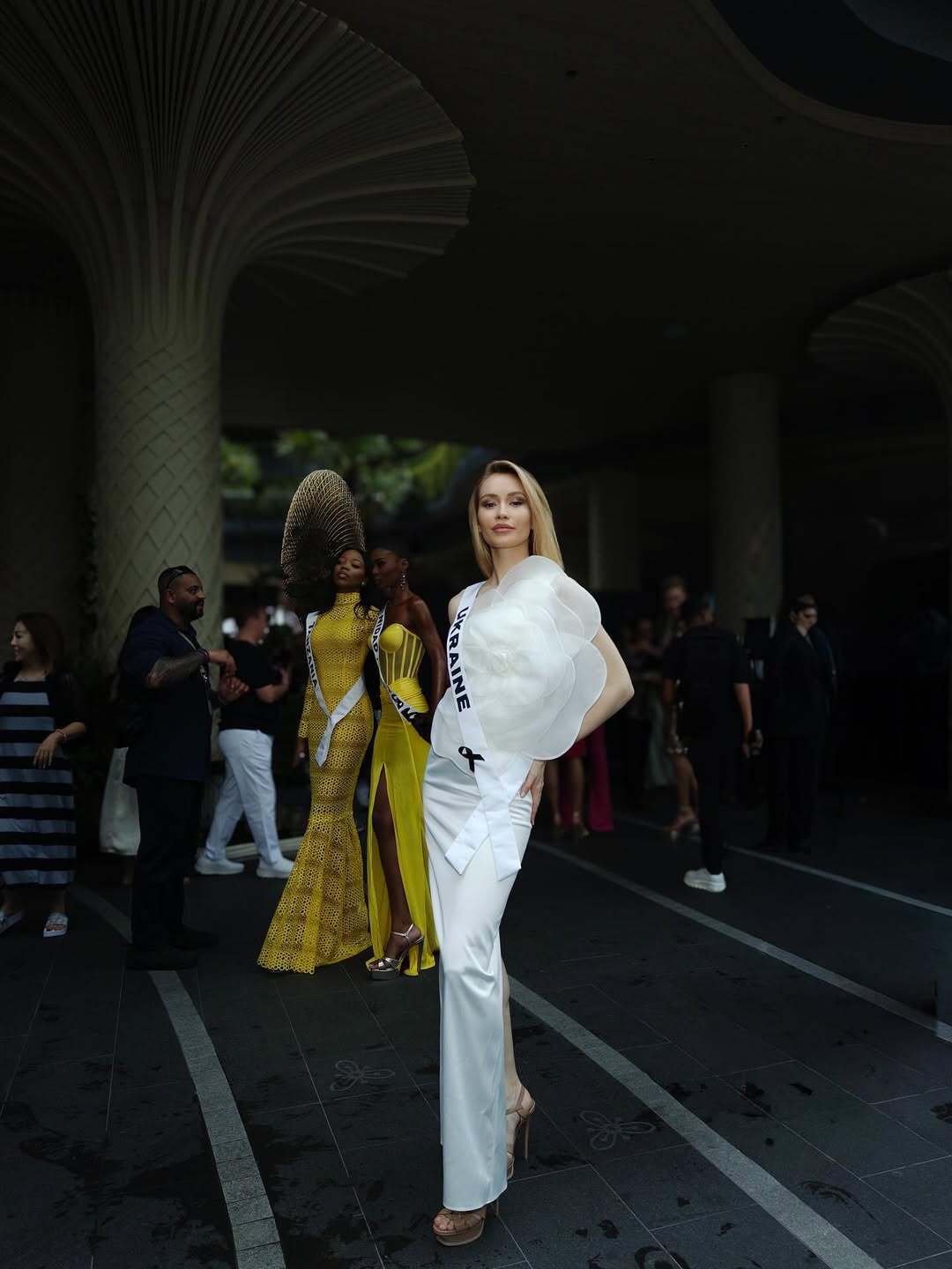 Стилист назвал самые роскошные луки украинки Софии Ткачук на конкурсе "Мисс Вселенная 2025": вещи везли в 5 чемоданах